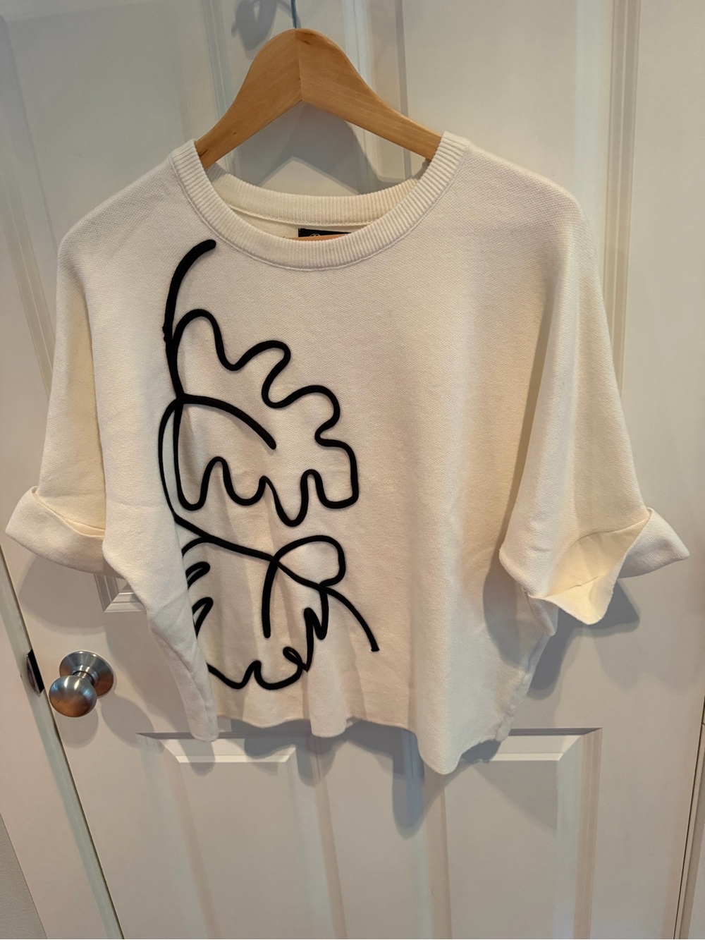 Cream Short-Sleeve Graphic Sweatshirt with Black Line Art